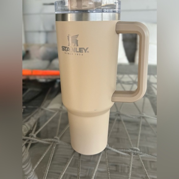 Stanley Adventure Quencher In Driftwood Travel Tumbler Straw Cup 40 oz - Picture 2 of 11